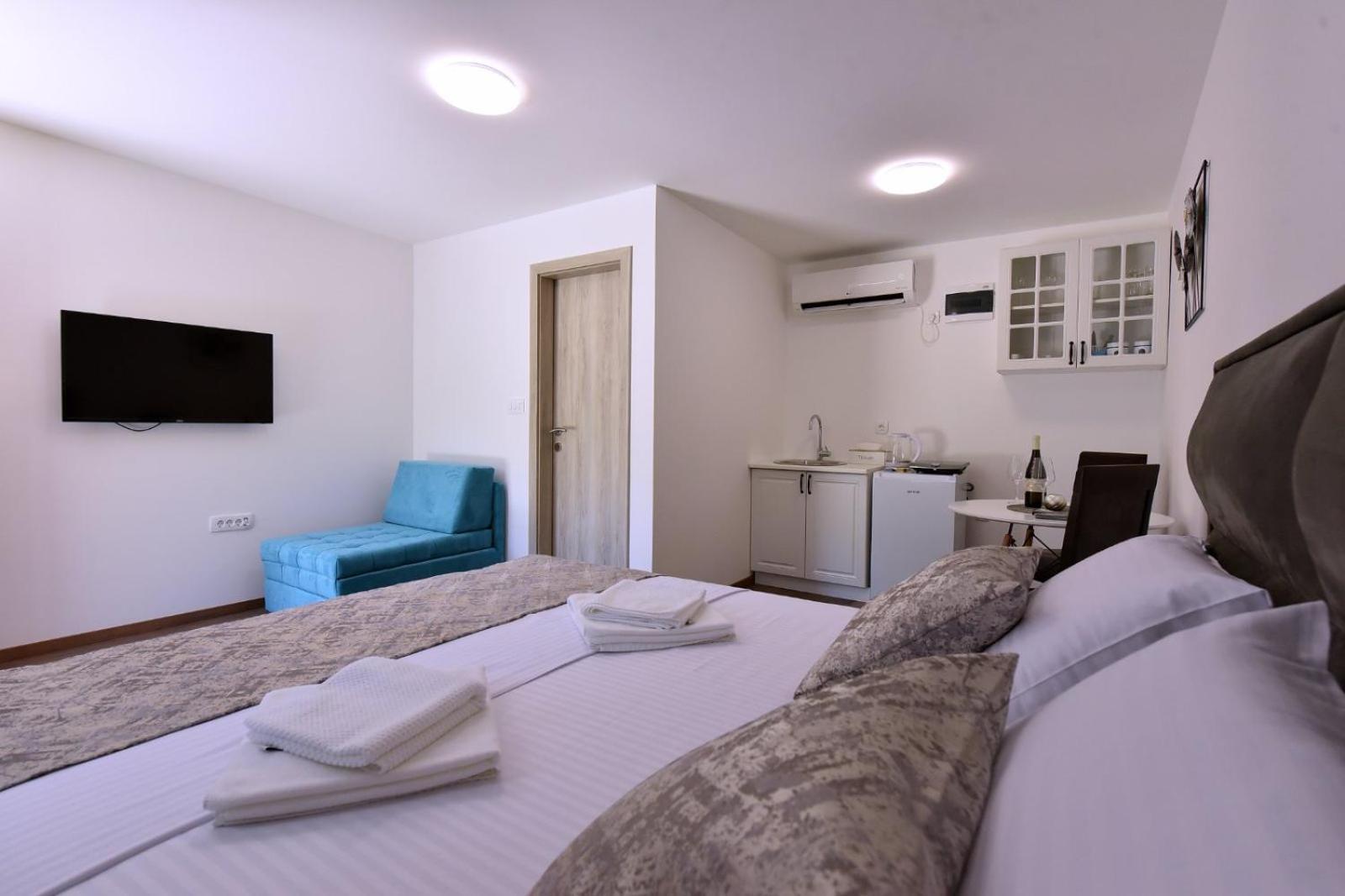 Airport Apartments Tri Hrasta Podgorica Extérieur photo