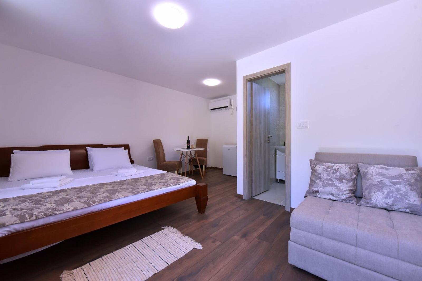 Airport Apartments Tri Hrasta Podgorica Extérieur photo